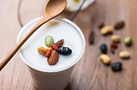 顾客买酸奶过期1分钟索赔1000元(商品过期了怎么赔偿)