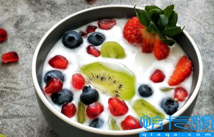 水果捞在冰箱里放一晚上还能吃吗(水果捞放冰箱过夜还可以吃吗)