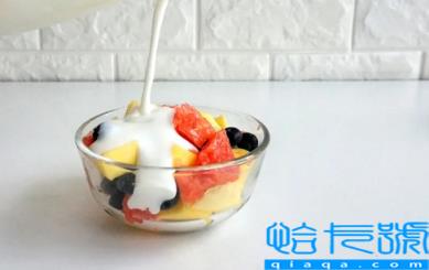 水果捞在冰箱里放一晚上还能吃吗(水果捞放冰箱过夜还可以吃吗)