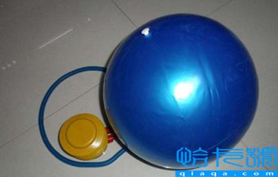 瑜伽球的气要充满吗(瑜伽球充气到什么程度合适)