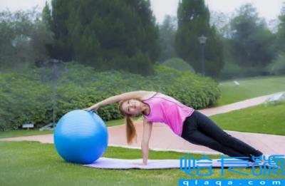 瑜伽球大一点好还是小一点好(瑜伽球是不是越大越好)