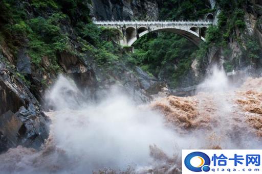 略写的景观有虎跳峡、万里长江第一流(长江虎跳峡描写)