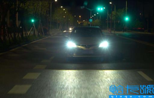 高速上开远光灯违章吗(高速公路灯光使用规定)