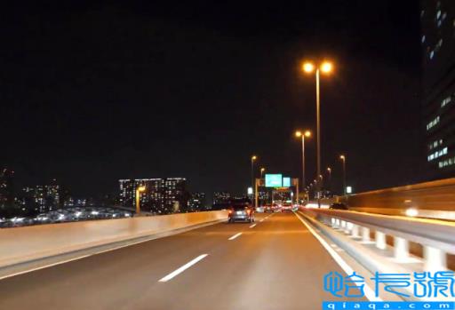 高速上开远光灯违章吗(高速公路灯光使用规定)