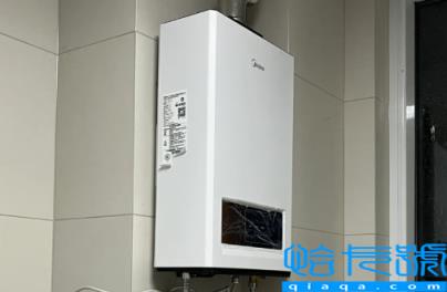 热水器安装是不是紧贴墙面(热水器安装是否需要固定下面)