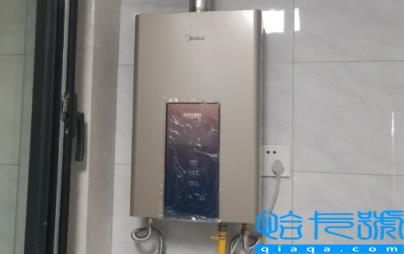 热水器安装是不是紧贴墙面(热水器安装是否需要固定下面)