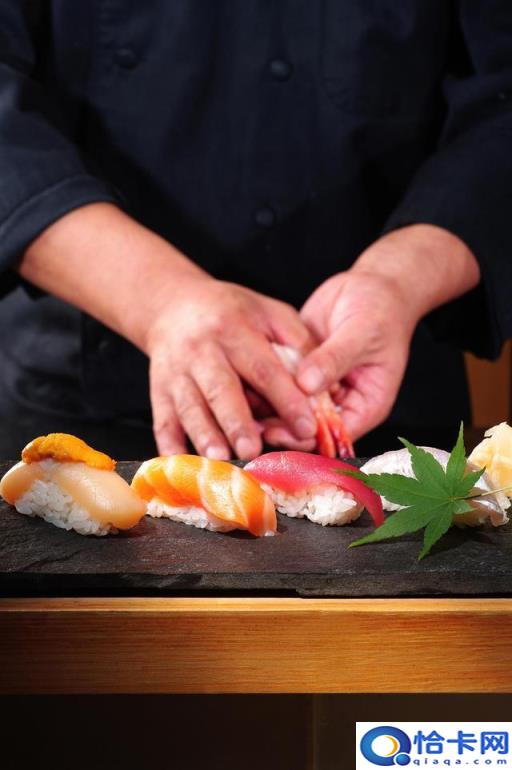 寿司该如何制作,寿司的制作方法和步骤(寿司的制作方法和步骤简单)