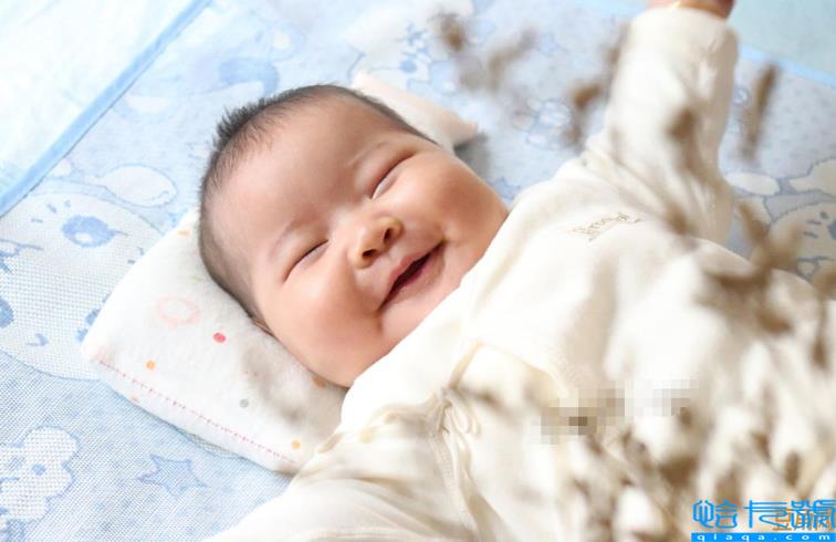 婴儿几个月会听懂爸妈说话(婴儿多少天能听懂说话)