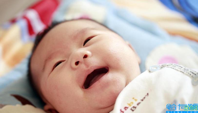 婴儿几个月会听懂爸妈说话(婴儿多少天能听懂说话)