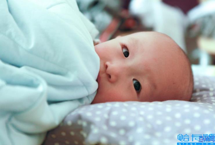 婴儿几个月会听懂爸妈说话(婴儿多少天能听懂说话)