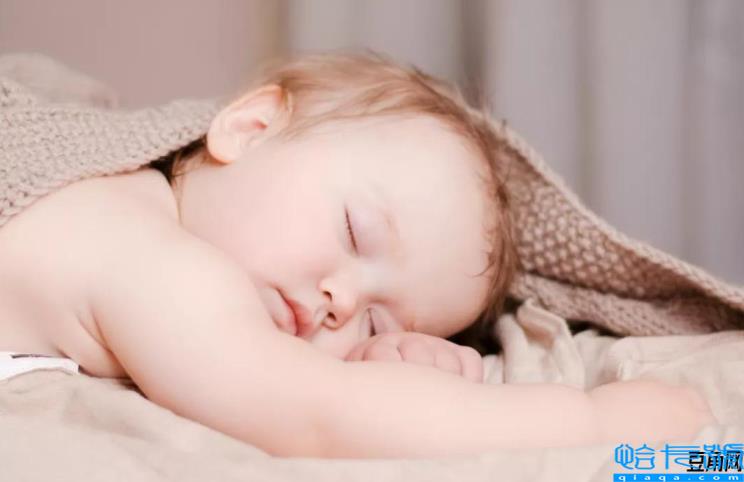 婴儿几个月会听懂爸妈说话(婴儿多少天能听懂说话)