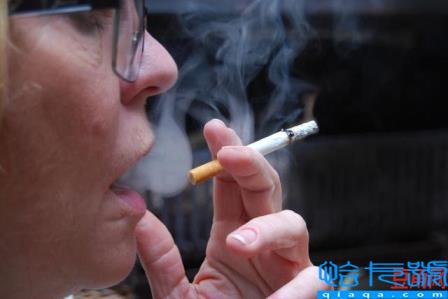 洗头发时掉很多头发(洗头头发大把大把的掉是什么原因)