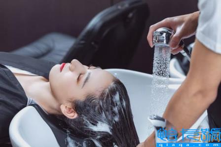 洗头发时掉很多头发(洗头头发大把大把的掉是什么原因)