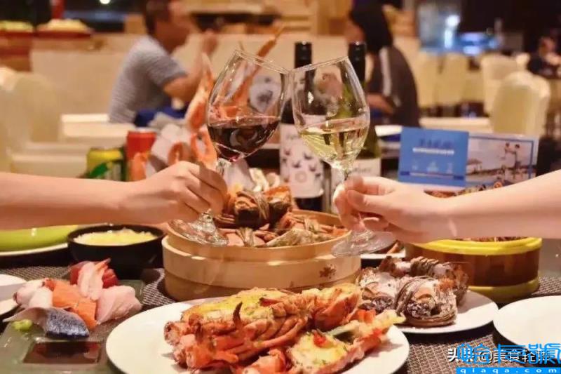 白葡萄酒和红葡萄酒的区别(红酒‬过了‬保质期还能喝‬吗)