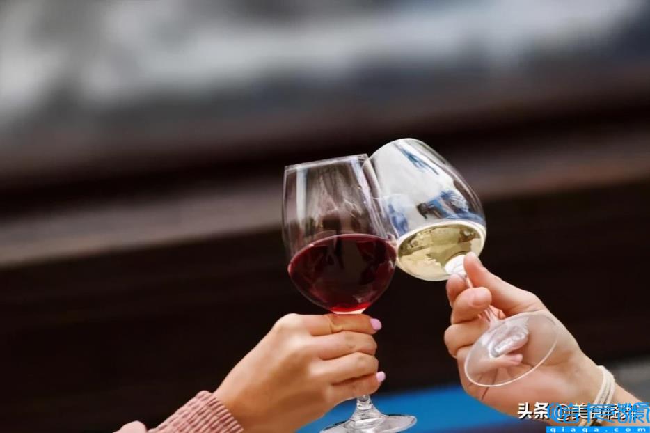 白葡萄酒和红葡萄酒的区别(红酒‬过了‬保质期还能喝‬吗)