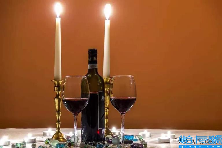 白葡萄酒和红葡萄酒的区别(红酒‬过了‬保质期还能喝‬吗)