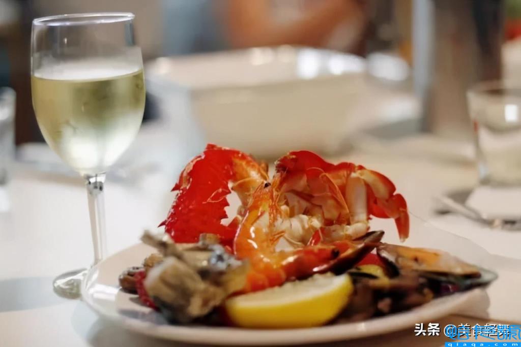 白葡萄酒和红葡萄酒的区别(红酒‬过了‬保质期还能喝‬吗)