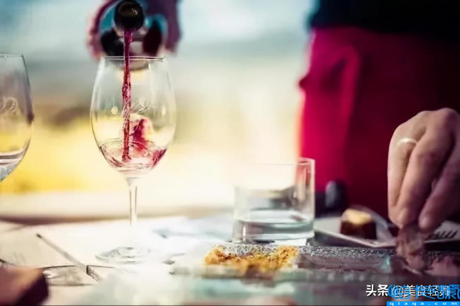 白葡萄酒和红葡萄酒的区别(红酒‬过了‬保质期还能喝‬吗)