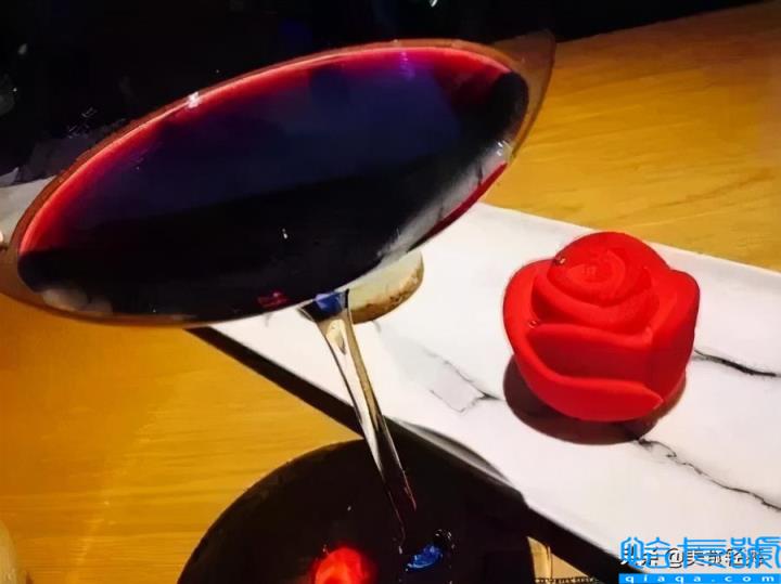 白葡萄酒和红葡萄酒的区别(红酒‬过了‬保质期还能喝‬吗)