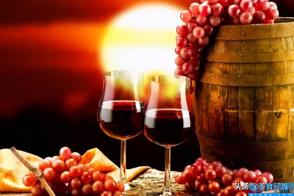 白葡萄酒和红葡萄酒的区别(红酒‬过了‬保质期还能喝‬吗)