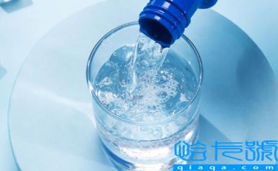 漱口水含酒精好还是不含酒精好(漱口水含酒精和不含酒精的区别)