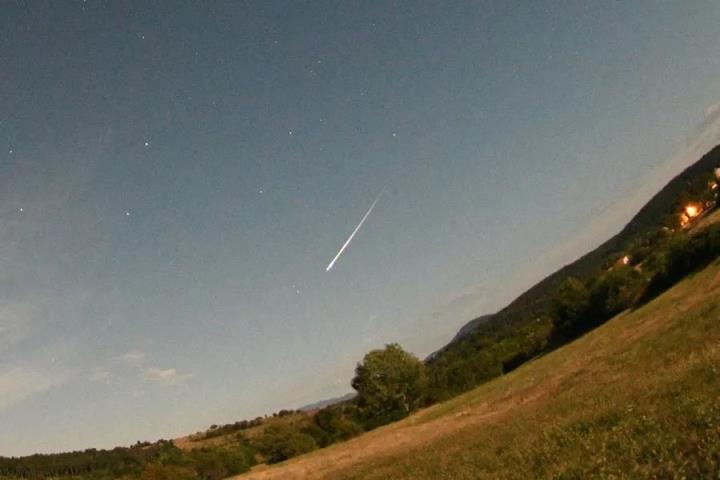 世界各地的2022年英仙座流星雨(回顾英仙座流星雨图片)