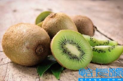 猕猴桃放在塑料袋里还是纸箱子里好(猕猴桃用袋子装还是纸箱装好)