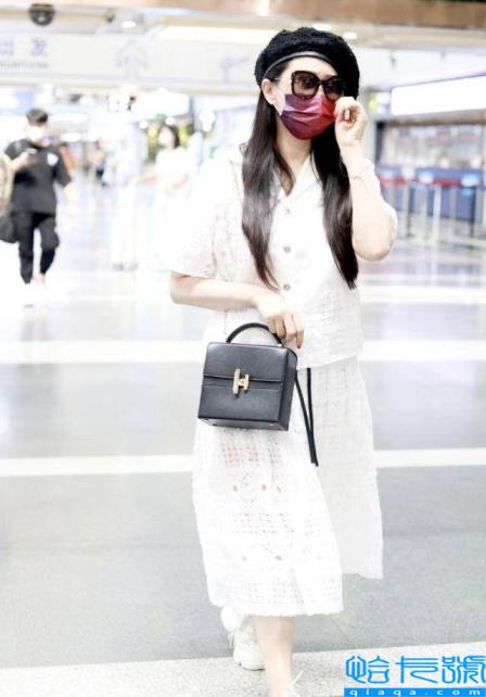 伊能静故作温柔，俘获了丈夫的心。(穿白衣服很有少女感，气质却掩饰不住她的年龄感)