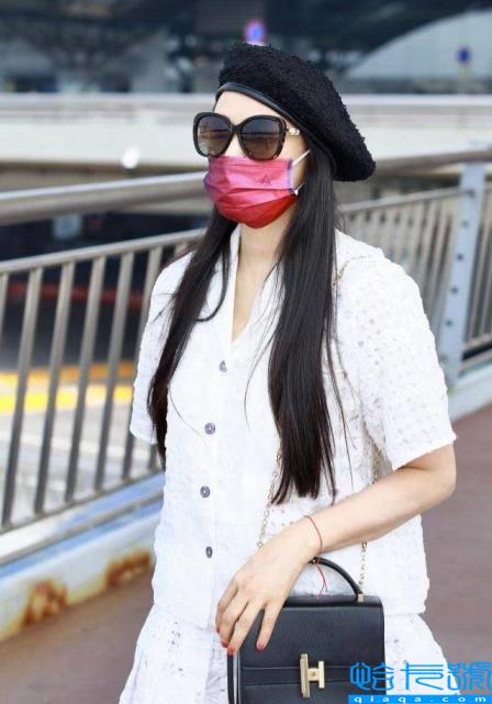 伊能静故作温柔，俘获了丈夫的心。(穿白衣服很有少女感，气质却掩饰不住她的年龄感)