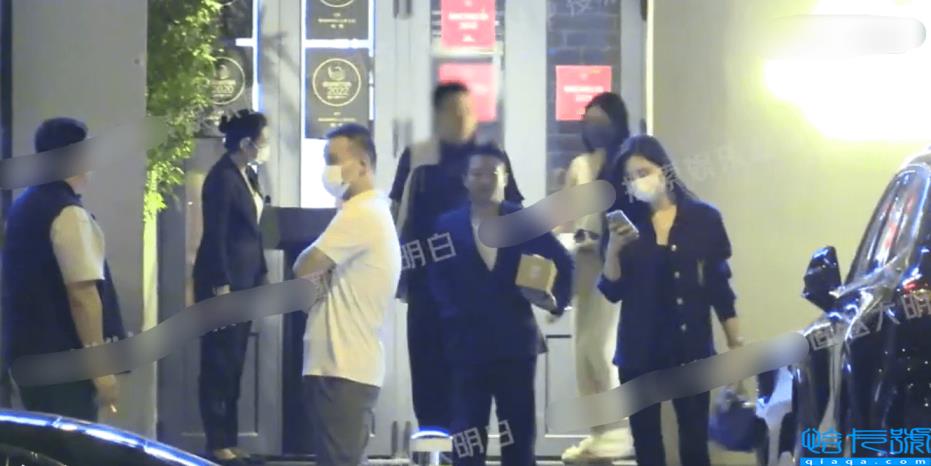 章莹颖怀疑自己和汪小菲分手了。(深夜,她又哭又笑自己。 她现在在另一个男人的怀里。)