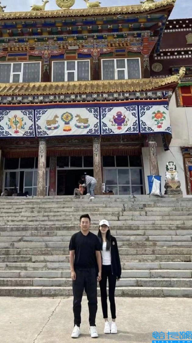 章莹颖怀疑自己和汪小菲分手了。(深夜,她又哭又笑自己。 她现在在另一个男人的怀里。)