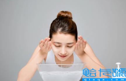 用盐水洗脸好还是用白醋洗脸好(洗脸用盐和白醋哪个好)