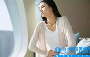 月经提前一周有褐色分泌物是怀孕吗(月经提前一周有褐色分泌物肚子疼怎么回事)