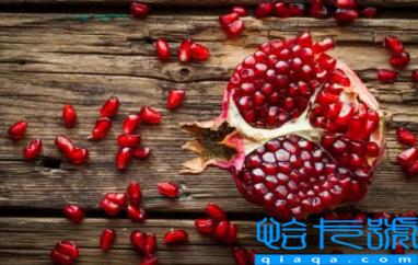 石榴外皮有很多黑点能吃吗(石榴表皮长黑斑还能吃吗)