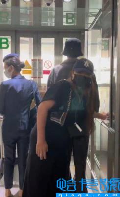 机场不耐烦的语气被粉丝吐槽。邓为工作人员的帖子道歉。