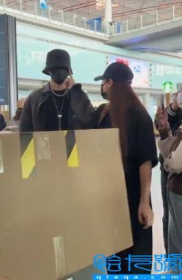 机场不耐烦的语气被粉丝吐槽。邓为工作人员的帖子道歉。