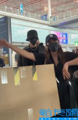 机场不耐烦的语气被粉丝吐槽。邓为工作人员的帖子道歉。