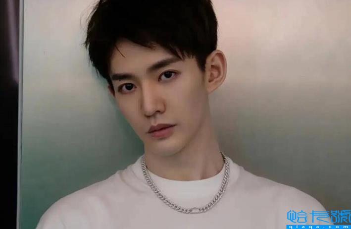 机场不耐烦的语气被粉丝吐槽。邓为工作人员的帖子道歉。