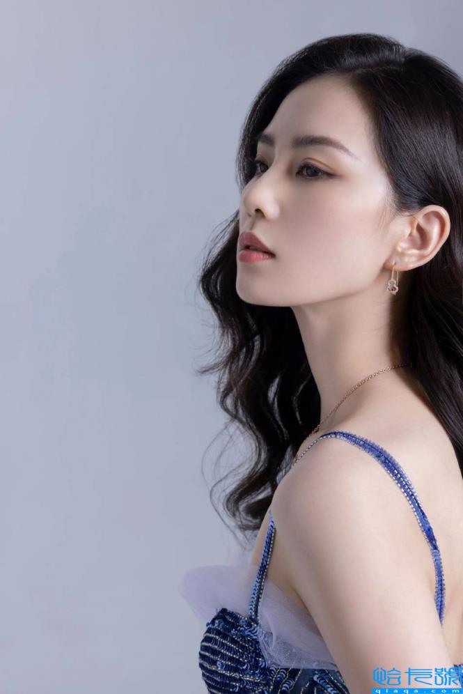 刘诗诗穿蓝色亮片长裙，背影美！雪玉之美令人窒息。