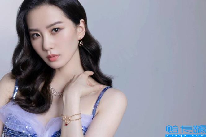 刘诗诗穿蓝色亮片长裙，背影美！雪玉之美令人窒息。