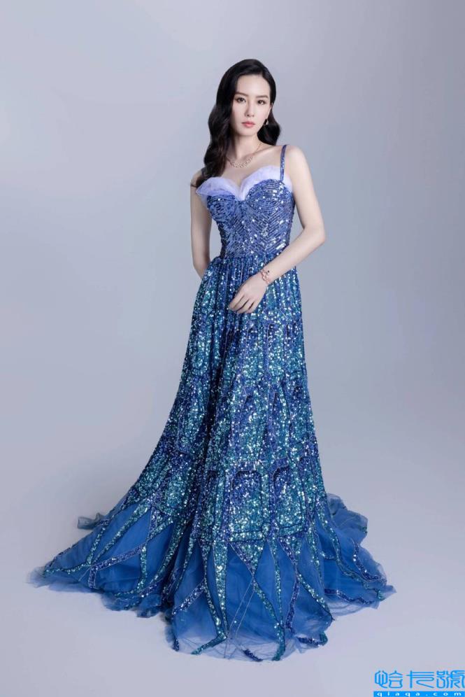 刘诗诗穿蓝色亮片长裙，背影美！雪玉之美令人窒息。