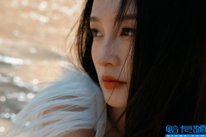 秦丽-红白的双色照片展示了她曼妙的身材!雪玉之美令人窒息。