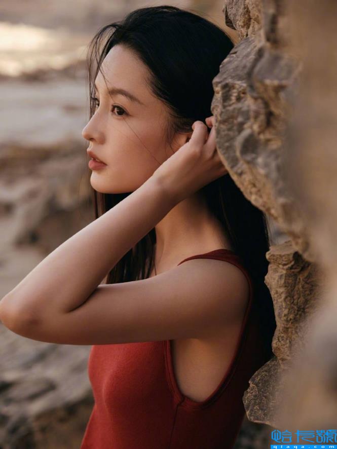 秦丽-红白的双色照片展示了她曼妙的身材!雪玉之美令人窒息。