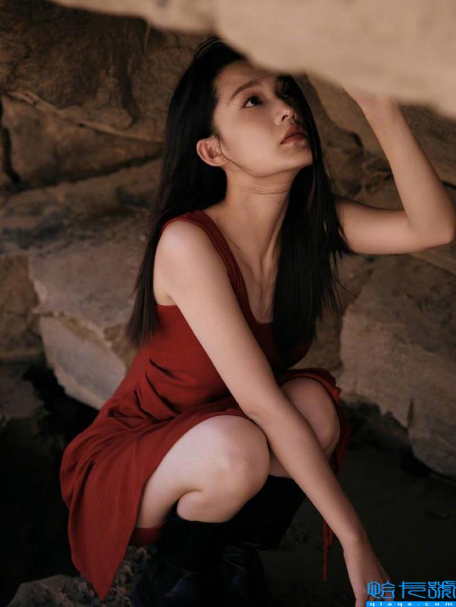 秦丽-红白的双色照片展示了她曼妙的身材!雪玉之美令人窒息。