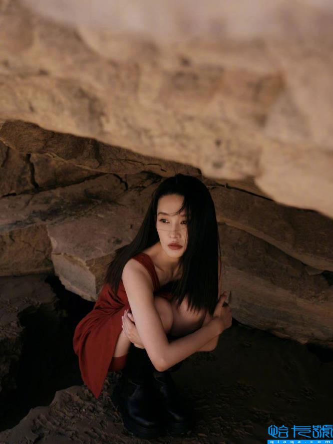 秦丽-红白的双色照片展示了她曼妙的身材!雪玉之美令人窒息。