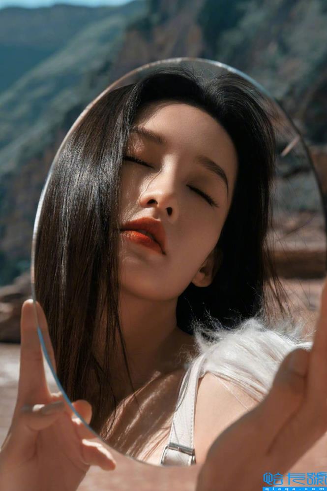 秦丽-红白的双色照片展示了她曼妙的身材!雪玉之美令人窒息。