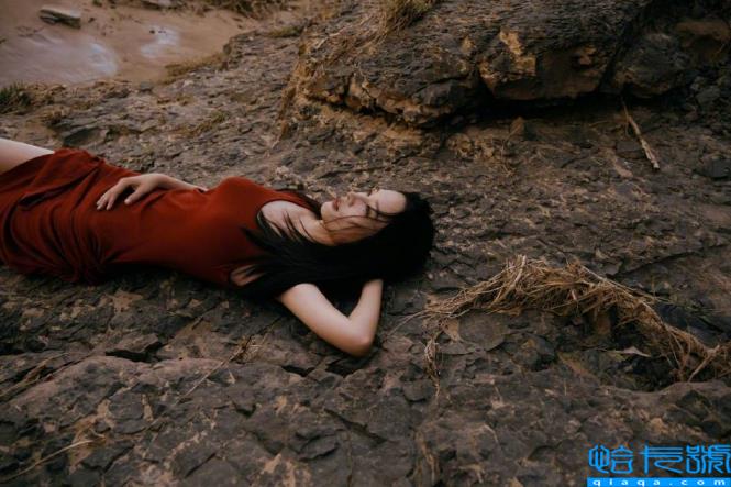 秦丽-红白的双色照片展示了她曼妙的身材!雪玉之美令人窒息。