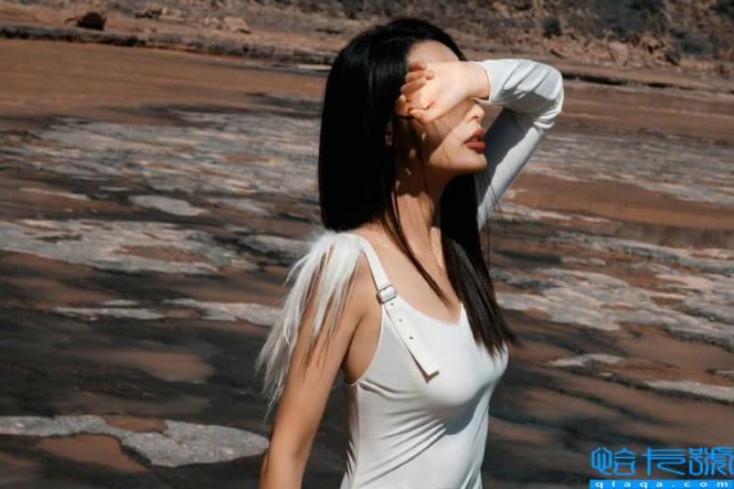 秦丽-红白的双色照片展示了她曼妙的身材!雪玉之美令人窒息。