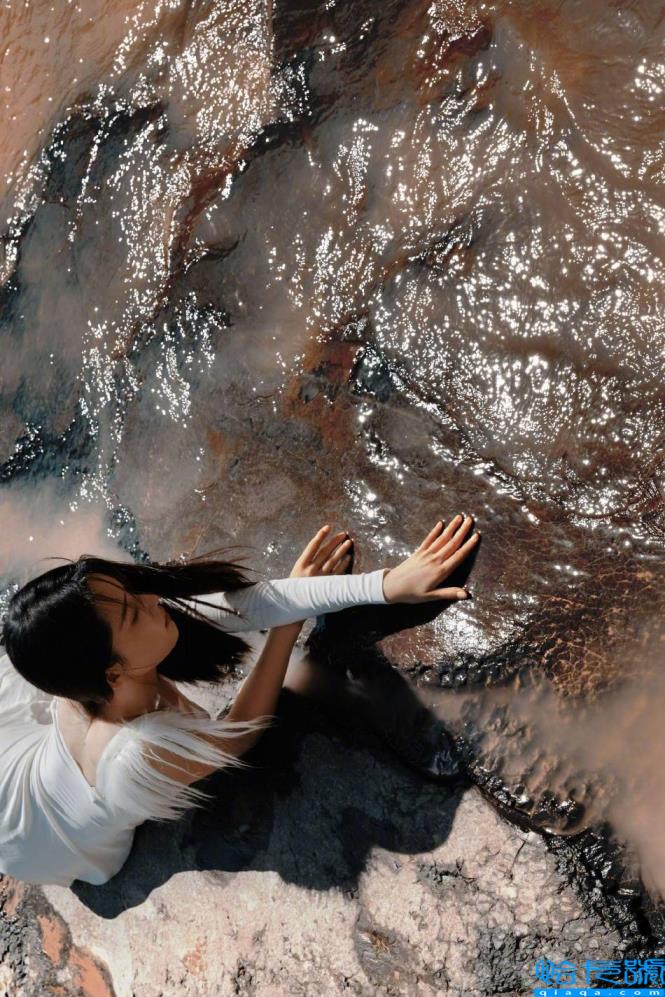 秦丽-红白的双色照片展示了她曼妙的身材!雪玉之美令人窒息。