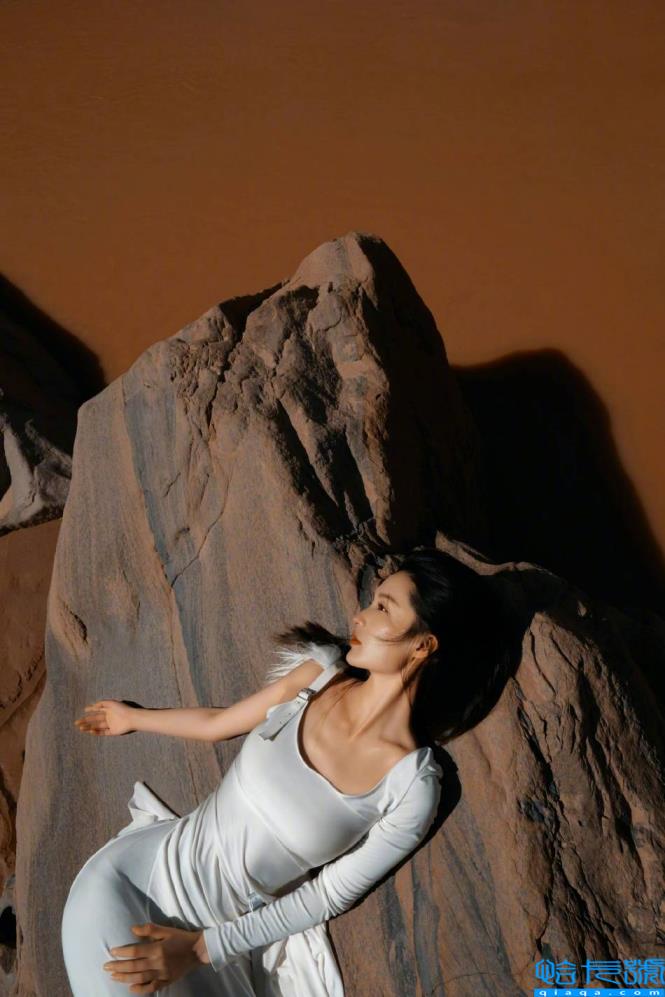 秦丽-红白的双色照片展示了她曼妙的身材!雪玉之美令人窒息。